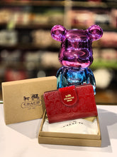 Load image into Gallery viewer, Coach medium wallet - Plain