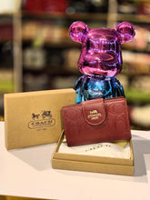 Load image into Gallery viewer, Coach medium wallet - Plain